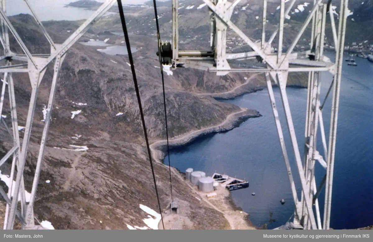 Honningsvåg. Storbukt. Blikk fra taubanen på veien opp til NATO-fjellet. 1962/63.