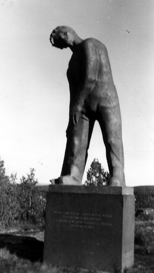 "Suder Mattes", staty av brons, invigd 28/9 1963 i Lesjöfors, skänkt av baronen Gerard de Geer. Mattes Simonsson "Suder Mattes", kallad fader Simon, bergbrytare och grundare av Dalkarlshyttan, priviligierad 1642. Skulpterad av finska konstnären Martti Peitso, Helsingfors.