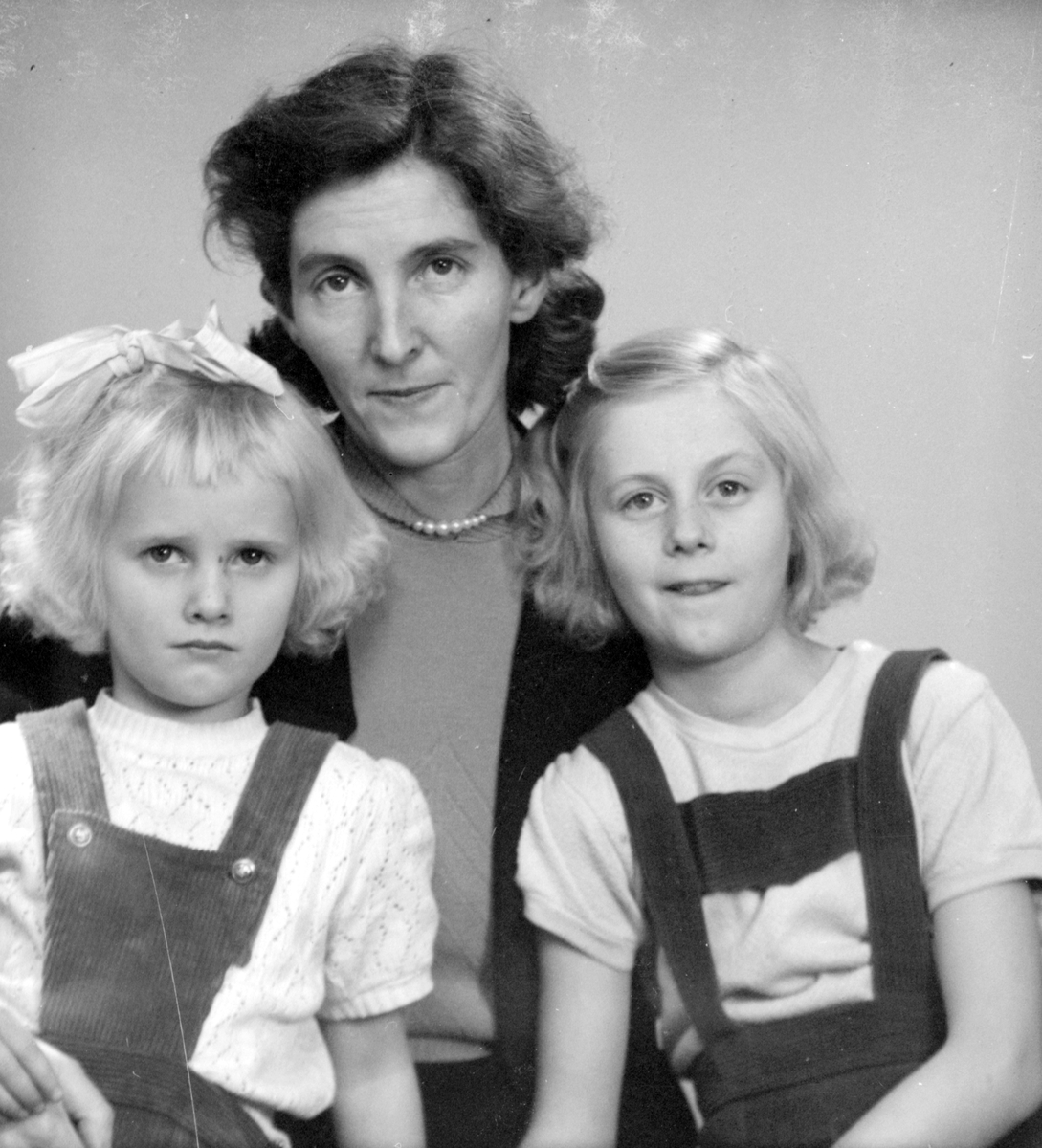 Ruth Abrahamsson med barnen Lena och Siv Margaretha. Foto i juni 1947.