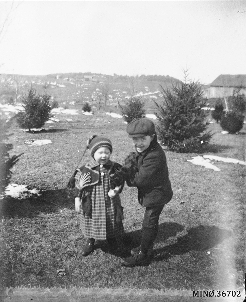 Bilde av to barn - Irine og Ovid Waldal