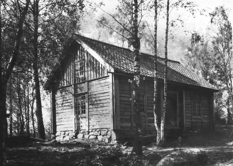 Kärråsstugan, flyttad till Kollsberg från den s.k. Raktomten i Västanvik. Riven 29/10 1923 och flyttad samma år.