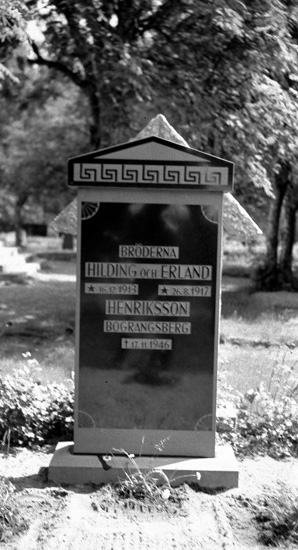 Bröderna Hilding och Erland Henrikssons från Där Oppe i Bograngen grav.
