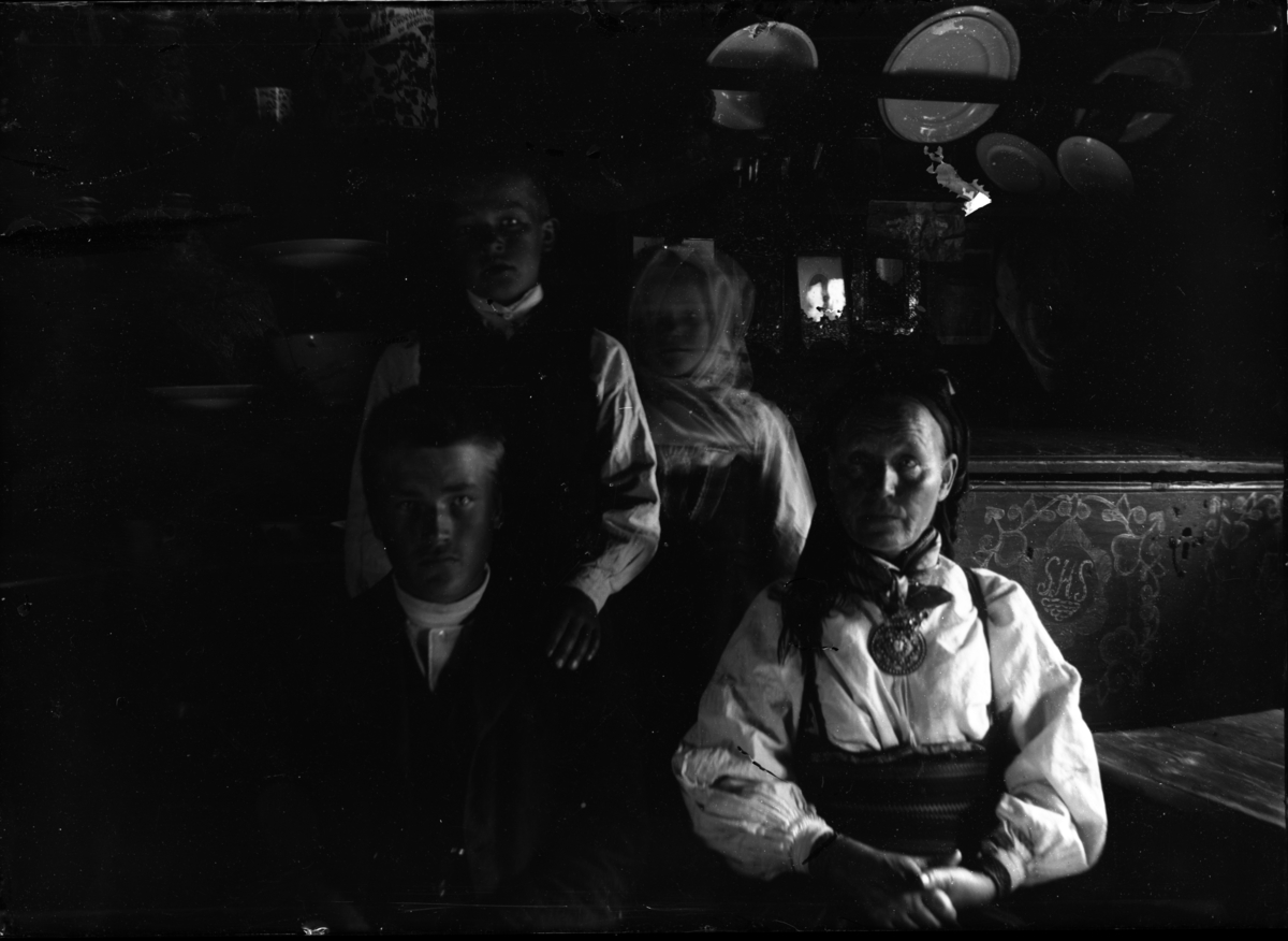 Rikard Berges fotoarkiv. Gruppeportrett. Aslaug Kruserud foran til høyre.