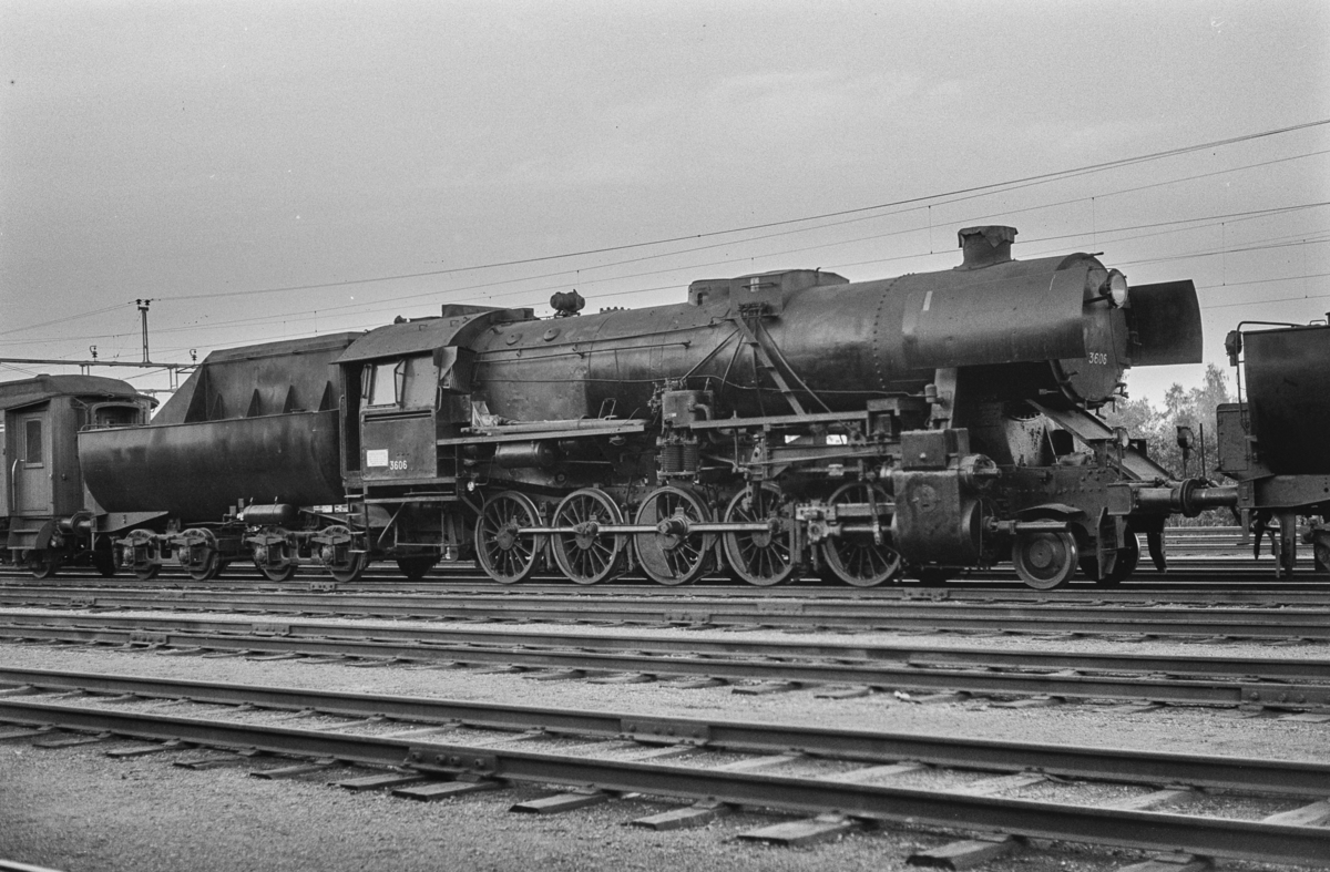 Utrangert damplokomotiv type 63a nr. 3606 på Marienborg. Lokomotivet er underveis til hugging.