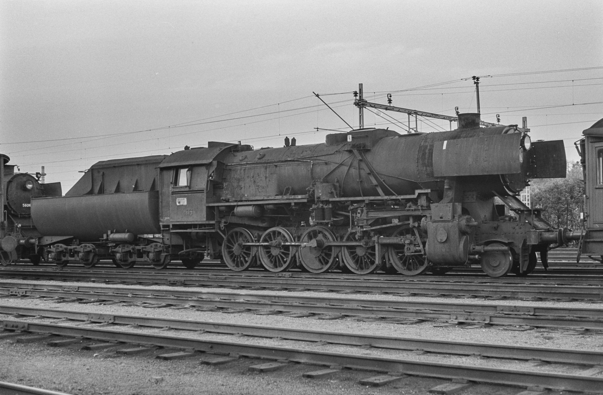 Utrangert damplokomotiv type 63a nr. 5843 på Marienborg. Lokomotivet er underveis til hugging.