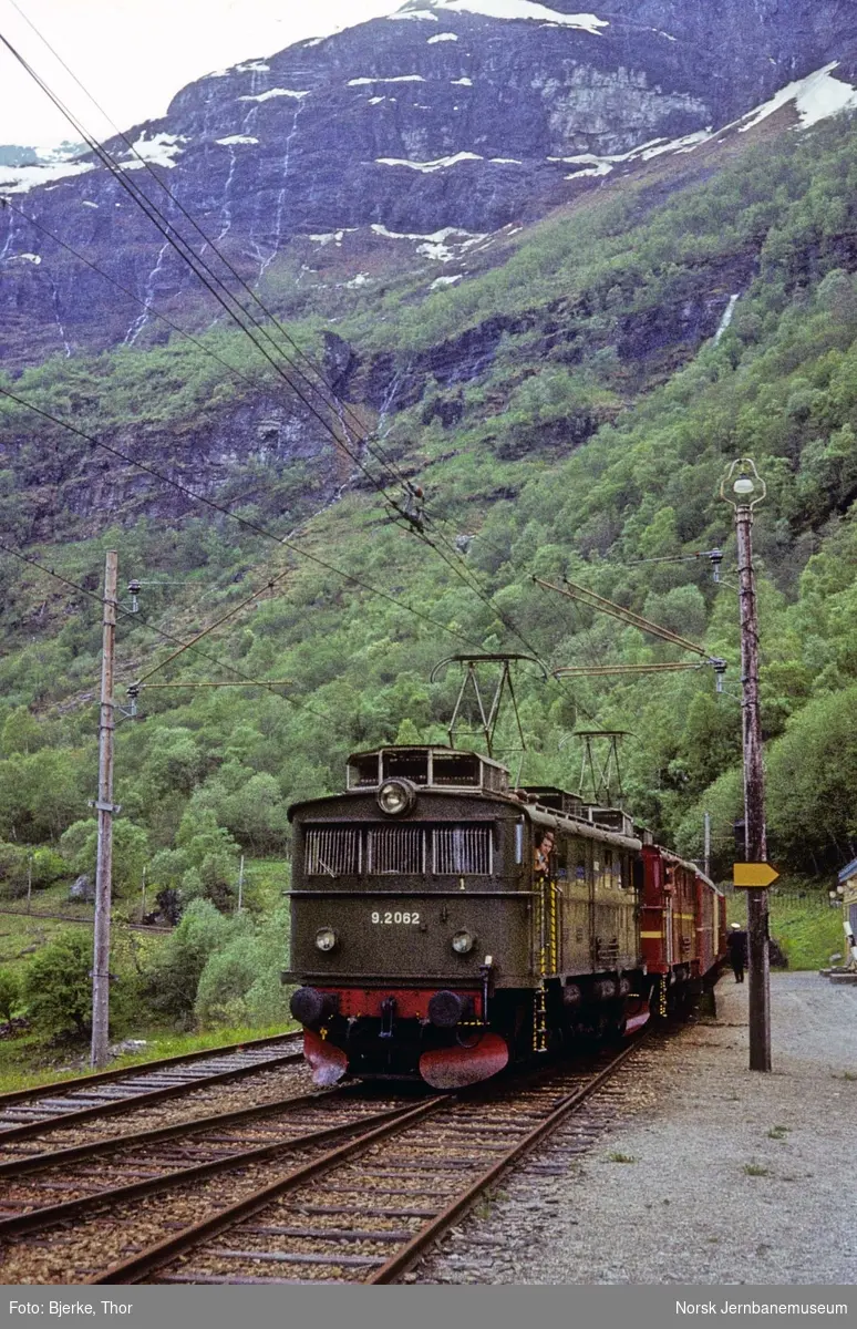 Elektrisk lokomotiv El 9 2062 og 2063 med persontog 1887 ankommer Berekvam stasjon