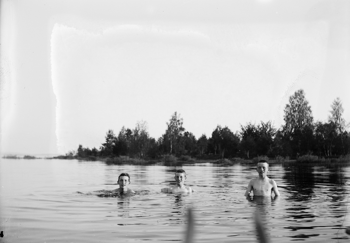 Roland, Alf och Ingemar Liljefors badar i sjön, sannolikt i Sverige