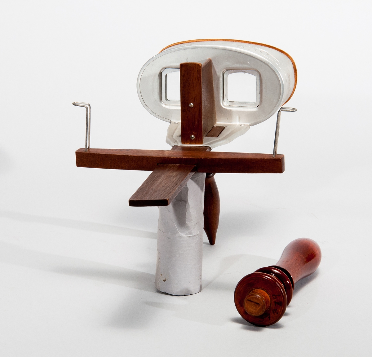 Hohner's stereoskop i lyxutförande, komplett med bildhållare och handtag.
Tillbehör: Trähandtag.
