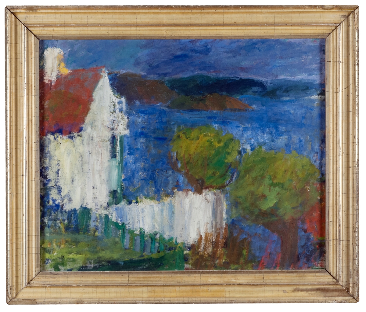 Oljemålning, "Vit gavel, Bohuslän" av Karin Parrow. Bohusländsk kustbild, vitt hus med rött tak t.v., vatten, klippor. t.h., ett par träd i förgrunden t.h.