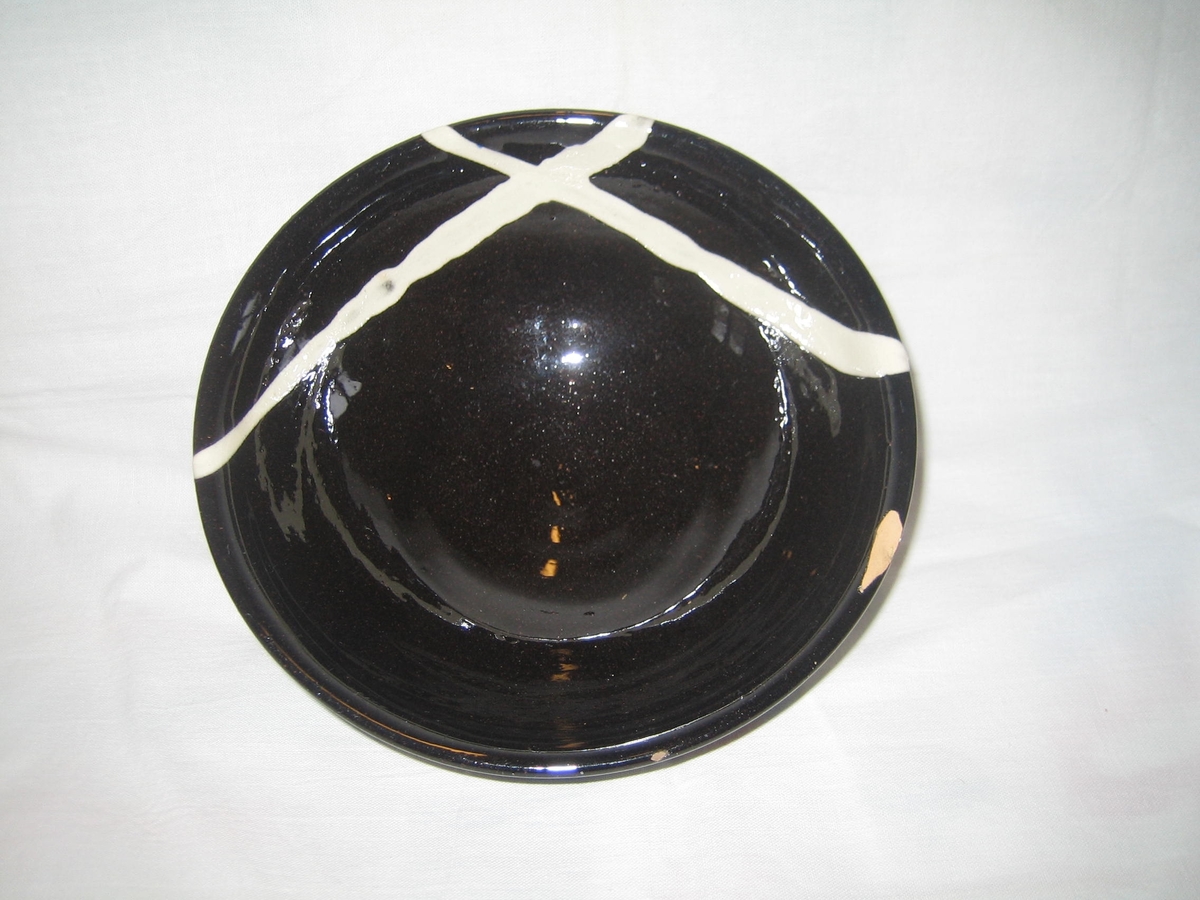 5 st runda skålar i naturfärgad keramik på utsidan och svart glasyr på insidan, dekorerade med vit glasyr i något olika utförande.