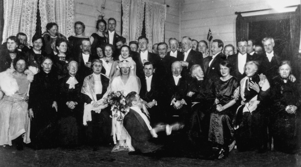 Brudepar med bryllups gjester. Ingrid Haagensen, fra Larkollen. Giftet seg med Birger Wetten, fra Jesnes, 31. Januar 1923. Bryllupsfesten ble holdt på Røeds Hotel, Larkollen.