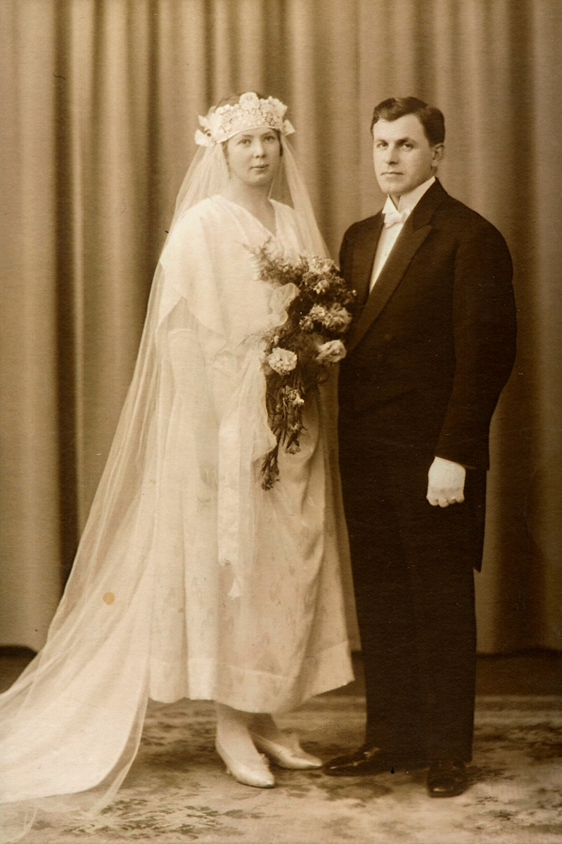 Brudepar. Ingrid Haagensen, fra Larkollen. Giftet seg med Birger Wetten, fra Jesnes / Jessnes, 31. Januar 1923. Bryllupsfesten ble holdt på Røeds Hotel, Larkollen.