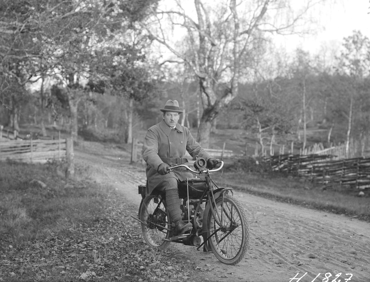 Edvin Karlsson på traktens första motorcykel. Märket är en Indian. Karlsson var i övrigt handlare i Svinhult under åren 1912-1927.