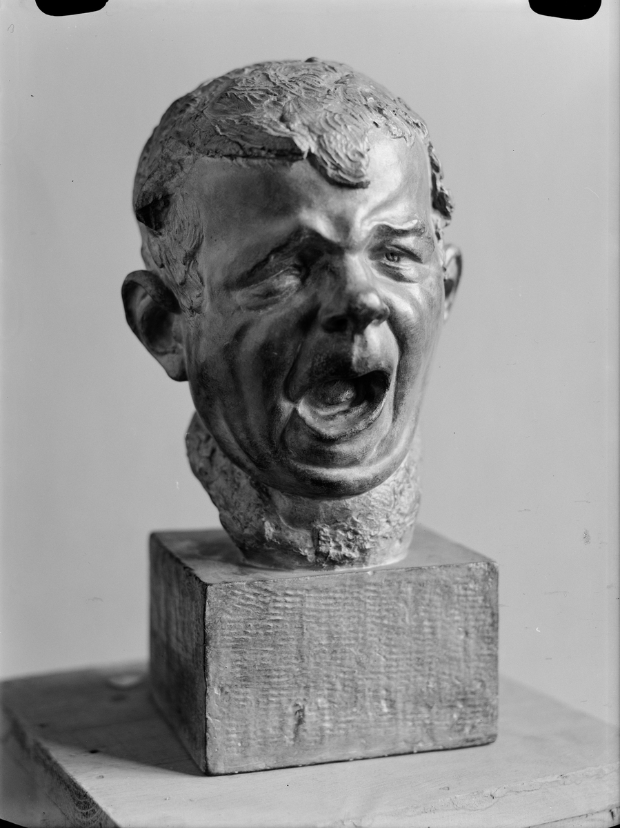 Skulpturen "Trött" av konstnären Fredrik Frisendahl utställd på Smålands nation, S:t Larsgatan 5