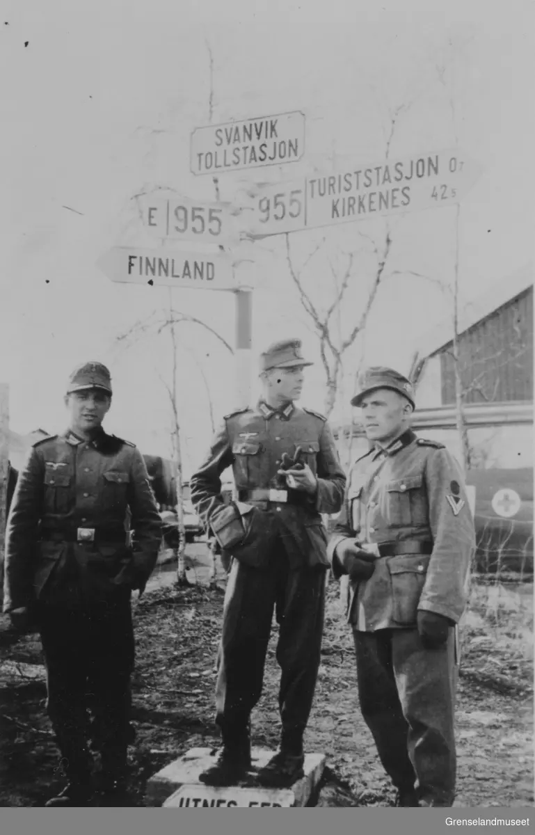 Tyske soldater under retningsskilt Svanvik Tollstasjon
