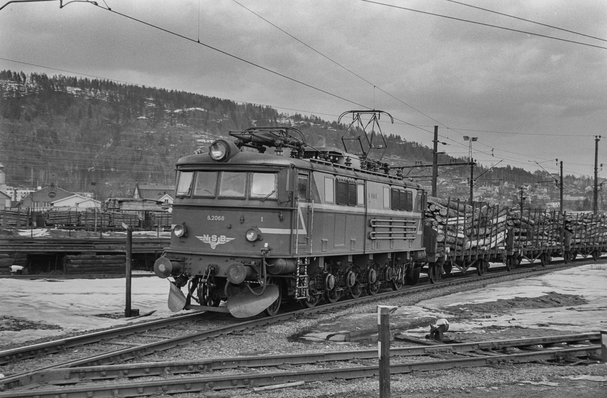Godstog med tømmervogner trukket av elektrisk lokomotiv type El 8 nr. 2068 i Drammen.