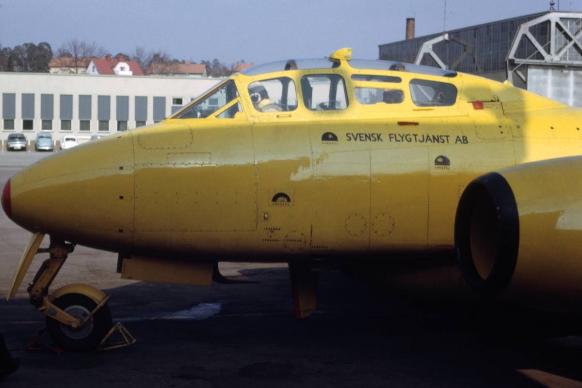 Gulmålat målbogserflygplan av typ Gloster Meteor T.7 med civilt registreringsnummer SE-CAS på Bromma flygplats, i början av 1970-talet. Flygförare och flygtekniker i arbete. Serie om 7 bilder.