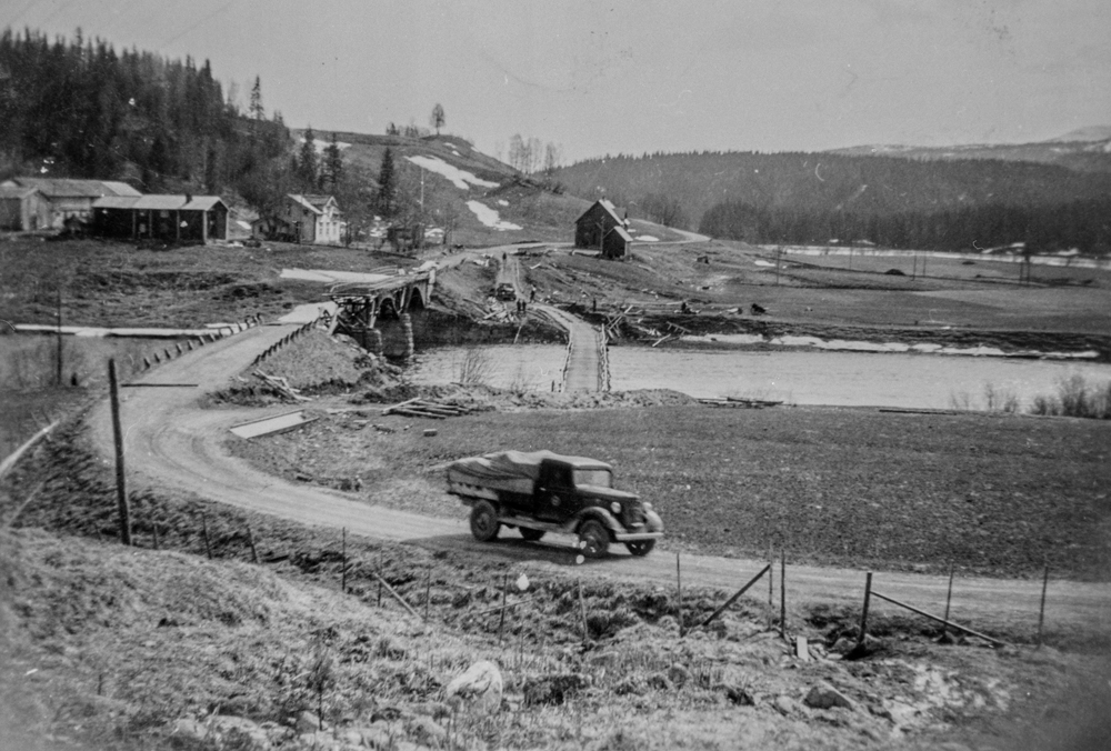 Bilder fra Vei og brusprenging på Grane, mai 1940.
