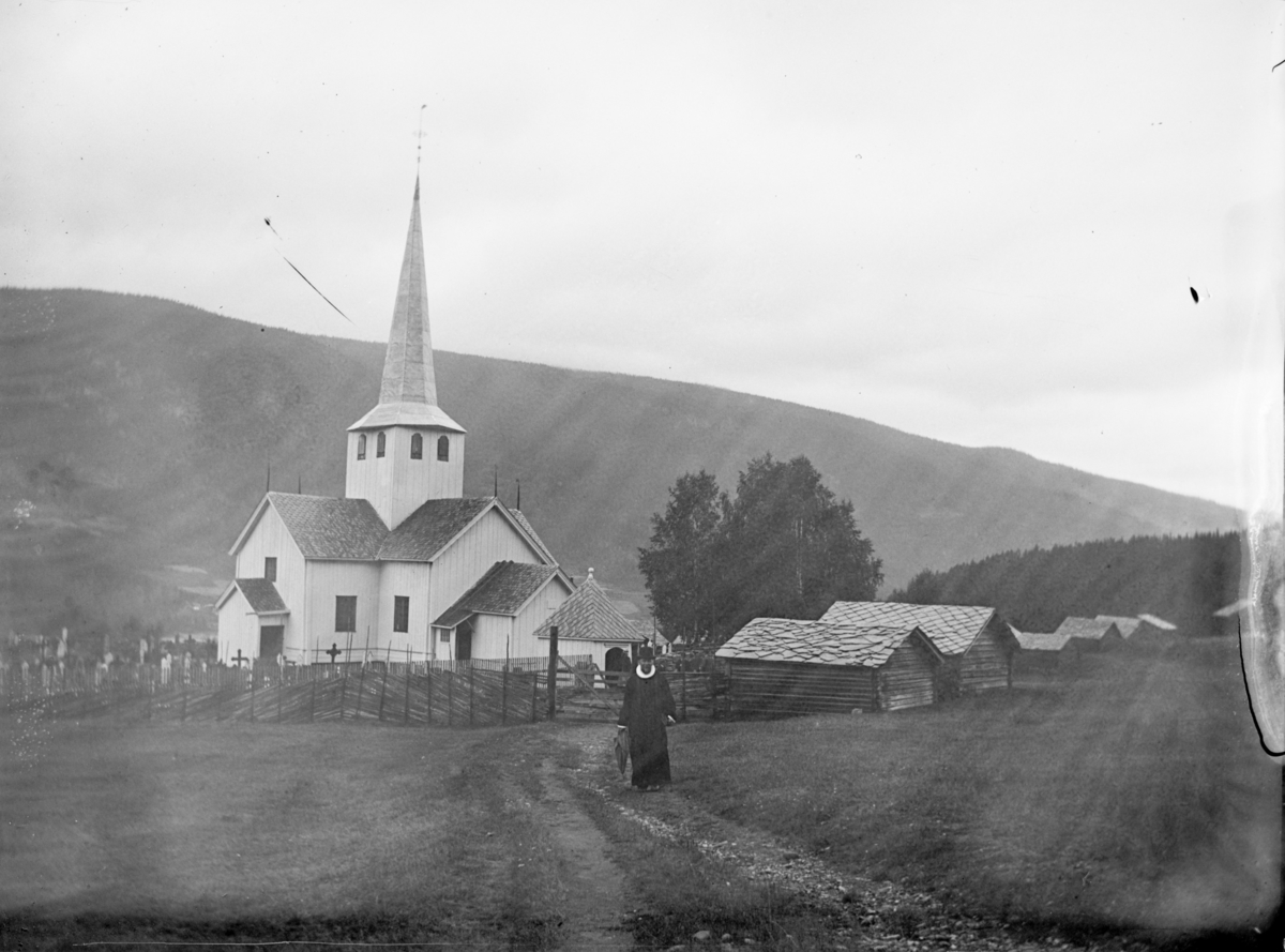 Tretten kirke der presten Mortensen forlater kirken etter gudstjenesten en regnværsdag