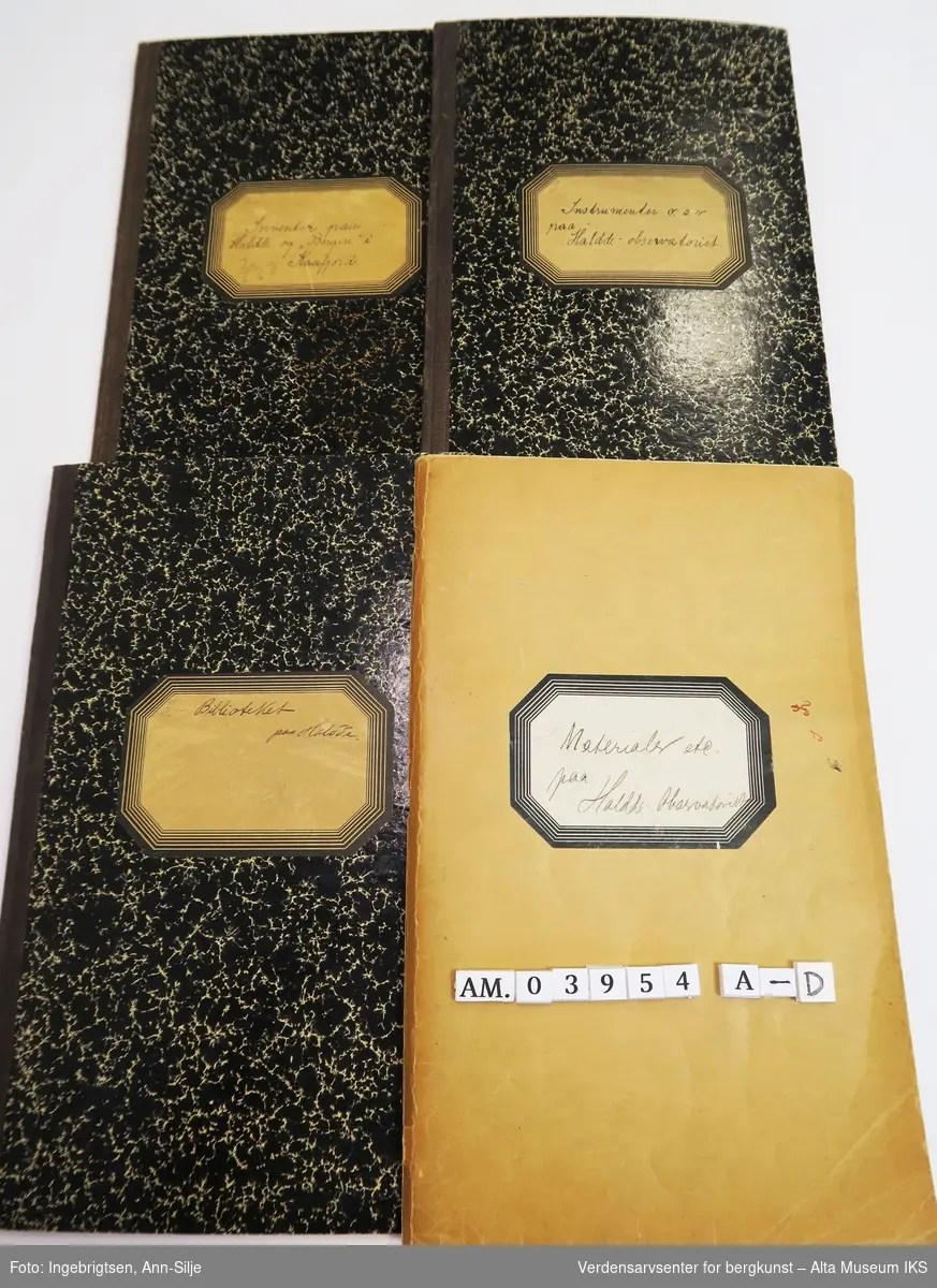 Fire protokoller med håndskrevet oversikt over inventar, materialer, instrumenter og biblioteket på nordlysobservatoriet på Haldde.