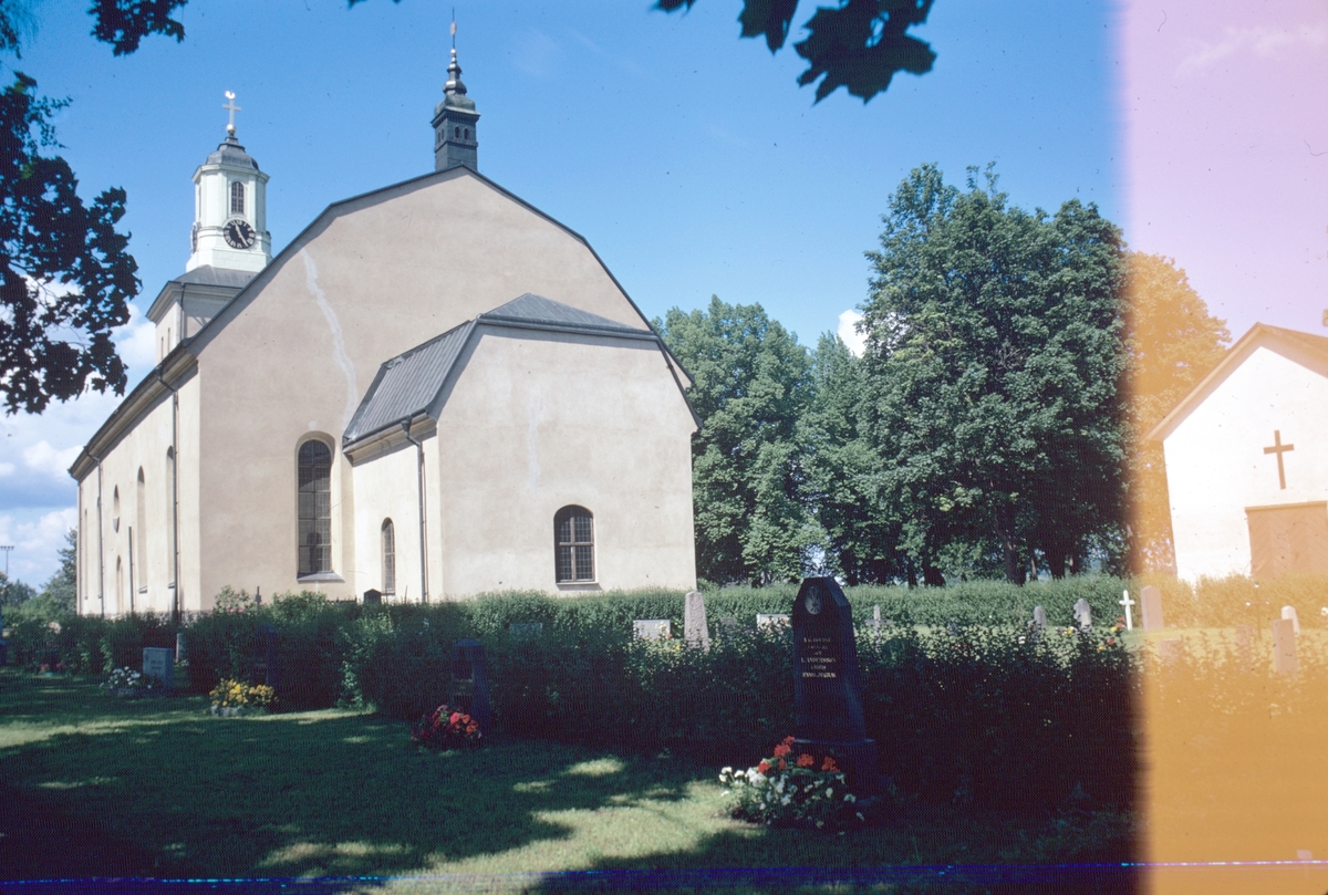 Hedsunda kyrka och kyrkogården.