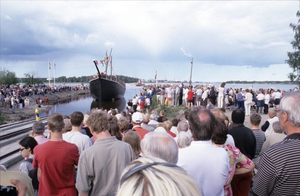 Sjösättning av Briggen Gerda Gefle år 2000.