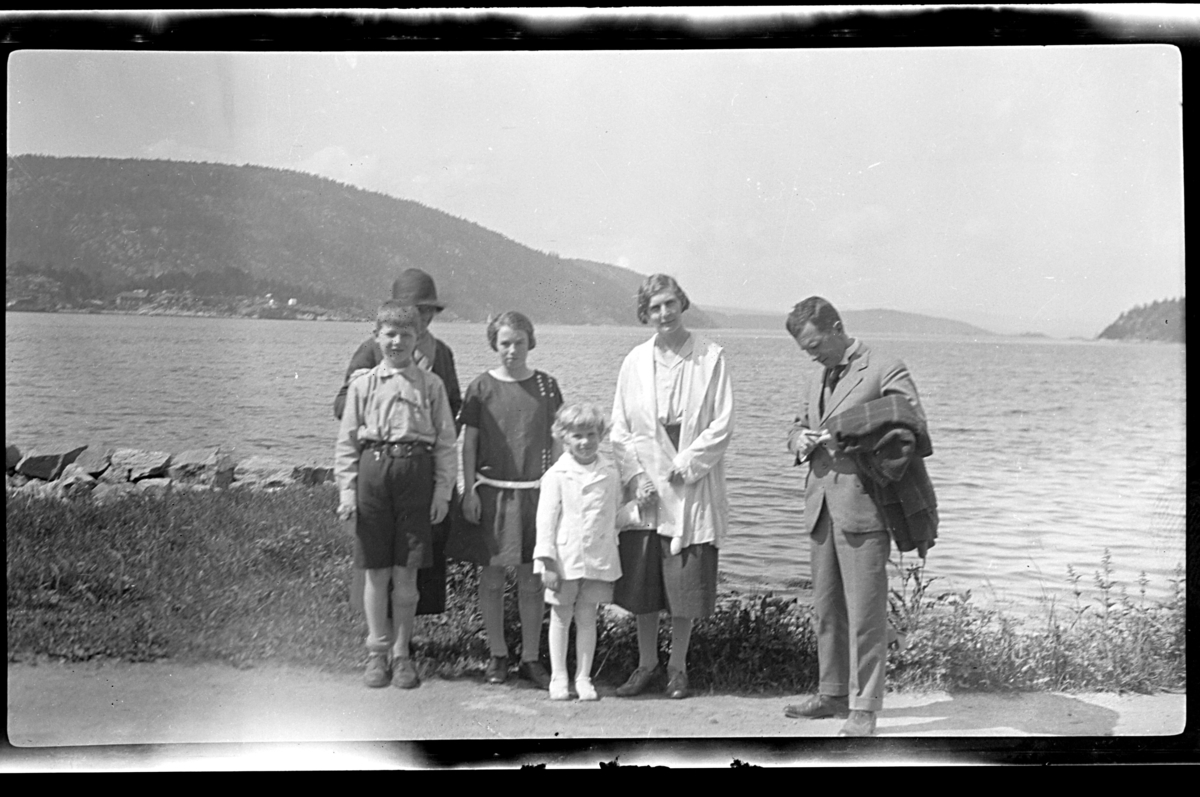 Caspar Ferslew, Alfhild Ferslew, Anna Ferslew, Rolf Sundt jr., Hilda Sundt og Bernt Ferslew stående ved en fjord. Fotografert 1926.