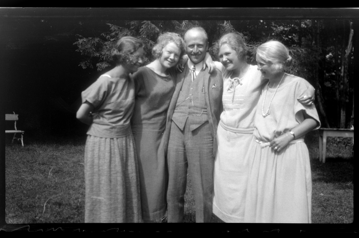 Else Juell, Allis Anker Sundt, Rolf Sundt sr., Evie Sundt og Cecilie (Essemor) Sundt står sammen i en hage, Stavern. Fotografert 1923.