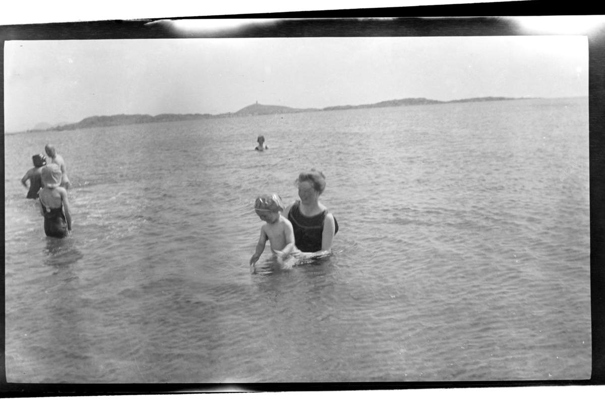 Rolf Sundt sr. bader sammen med ukjente kvinner, Lomsesanden. Fotografert 1915-1917.