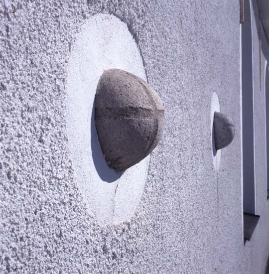 "Bröststenarna", två utstickande runda objekt på väggen till Högs kyrka, 1988.
