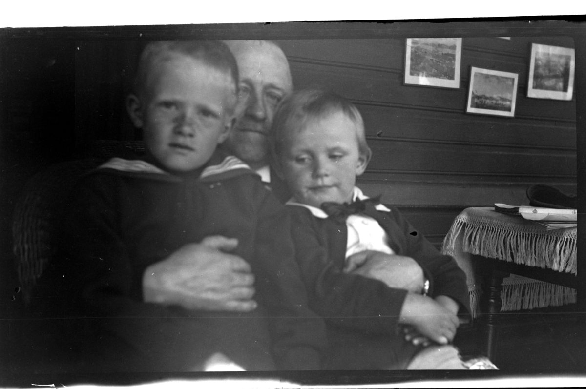 Bjarne Halfdannssøn Sundt, Rolf Sundt sr. og Julius Sundt sitter sammen, Stavern. Fotografert 1920.