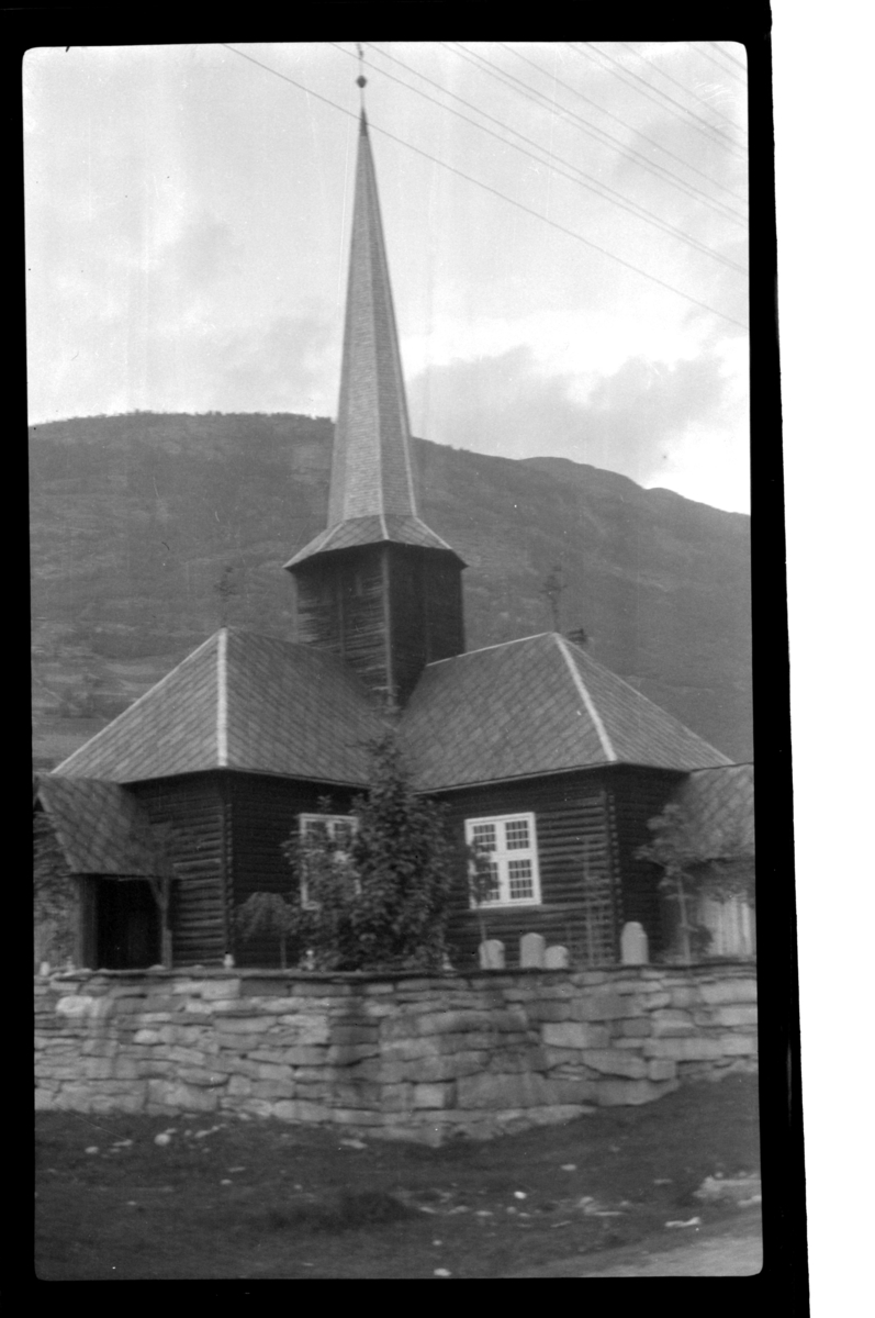Kvam kirke i Nord-Fron. Fotografert 1925.