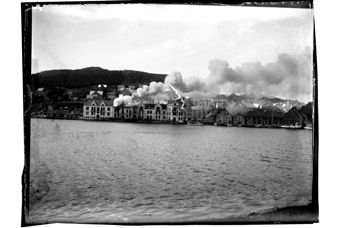 Brann i Farsund. Fotografert 1903.