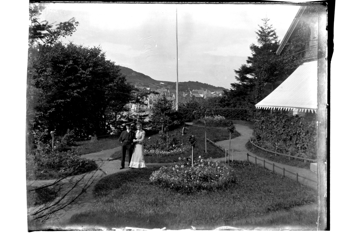 Trilling(?) med dame i hagen til konsul Sundt på Farøy. I bakgrunnen Farsund. Antagelig fotografert 1903-04.