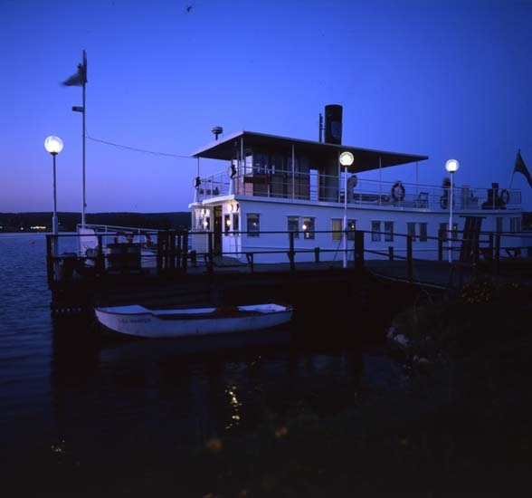 Båttur en kväll med vacker solnedgång över sjön Varpen 6 augusti 1997. Troligen med ångbåten S/S Warpen.