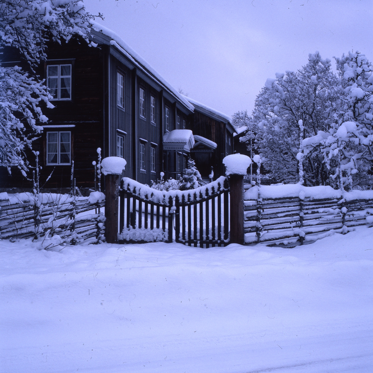 Västerby hembygdsby med grinden i snö, 15 januari 1999.