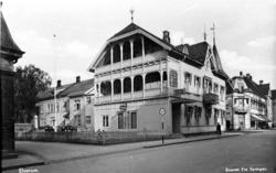 Hotell Central i all sin prakt før bombingen. Foto: Erling Syringen/ Glomdalsmuseets fotoarkiv.