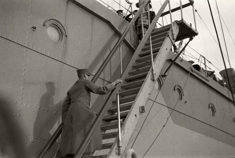 Den 7. juni 1940 går kong Haakon og kronprins Olav om bord i den britiske krysseren Devonshire med kurs for England. Foto: Nikolai Ramm Østgaard/ De kongelige samlinger. (Foto/Photo)