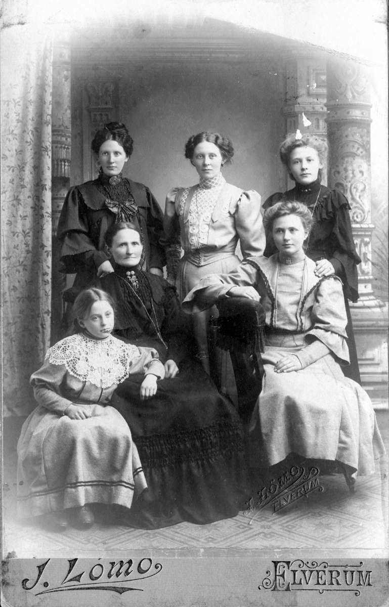Gruppebilde.Spinnesiden Murud.
Martha,Karen,Margit,Marthe,Hildur og Bergljot