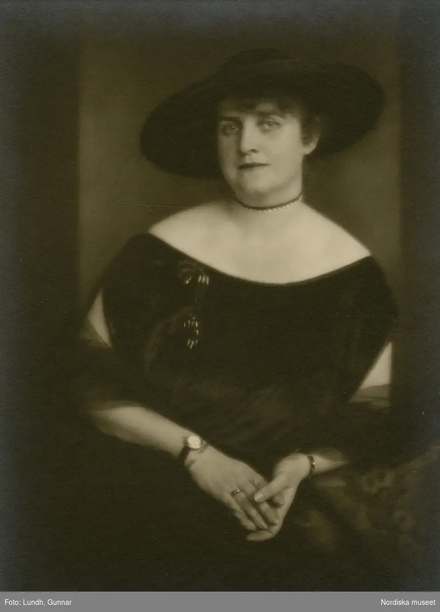 Porträtt av dam i mörk klänning och bredbrättad hatt. Varuhuset Wertheims porträttateljé, Berlin.