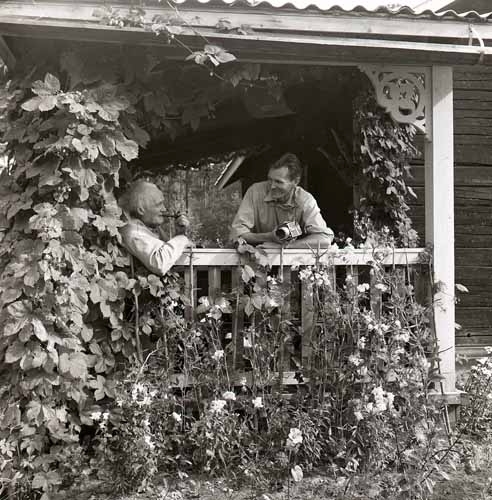 Albert och "knäpparen" på verandan
7 september 1958.
