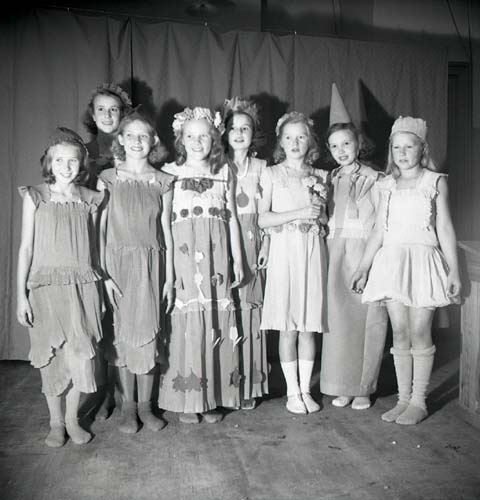 Unga Odlare, 1948. En grupp flickor uppträder klädda som blommor av crepepapper.