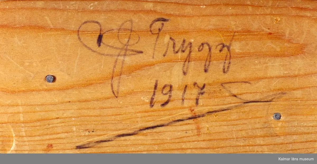 KLM 39255:11. Skulptur, av trä. Två gubbar som drar fingerkrok. Stövlar och knappar svärtade. Monterade på fotplatta. Signatur under fotplatta: C J Trygg 1917.