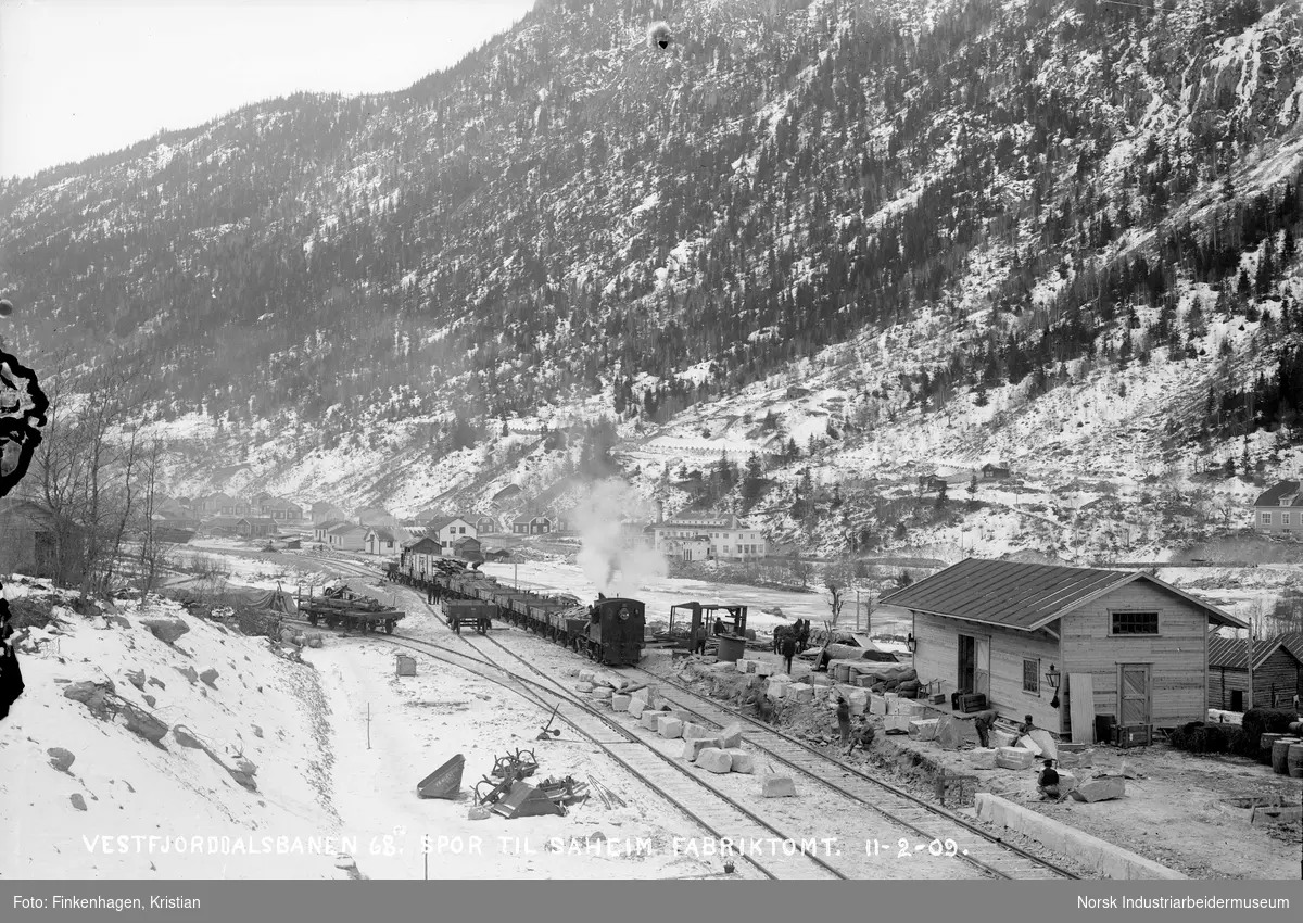 Jernbanespor til fabrikktomten i øvre del av Rjukan, på den tiden kalt Såheim. Bolighusene tilhørend