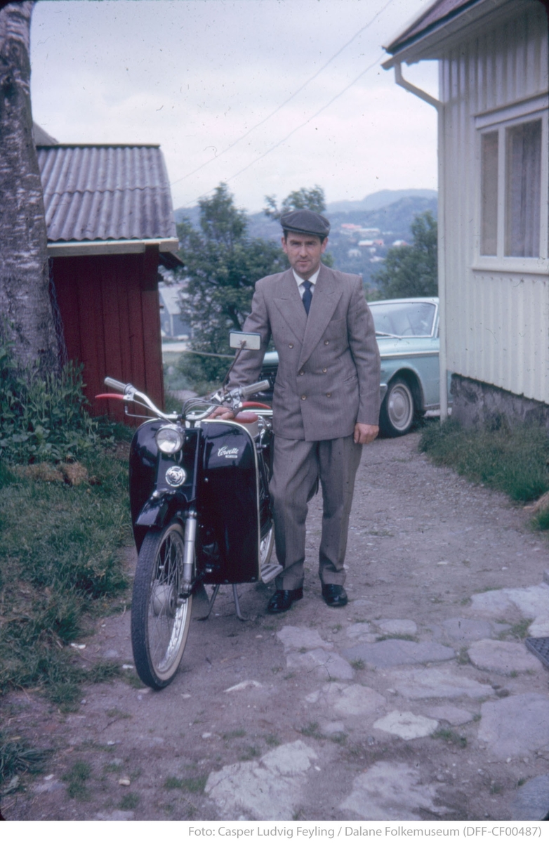 Casper Ludvig Feyling poserer med en Tempo Corvette utenfor Hafsøyveien 44 i Egersund