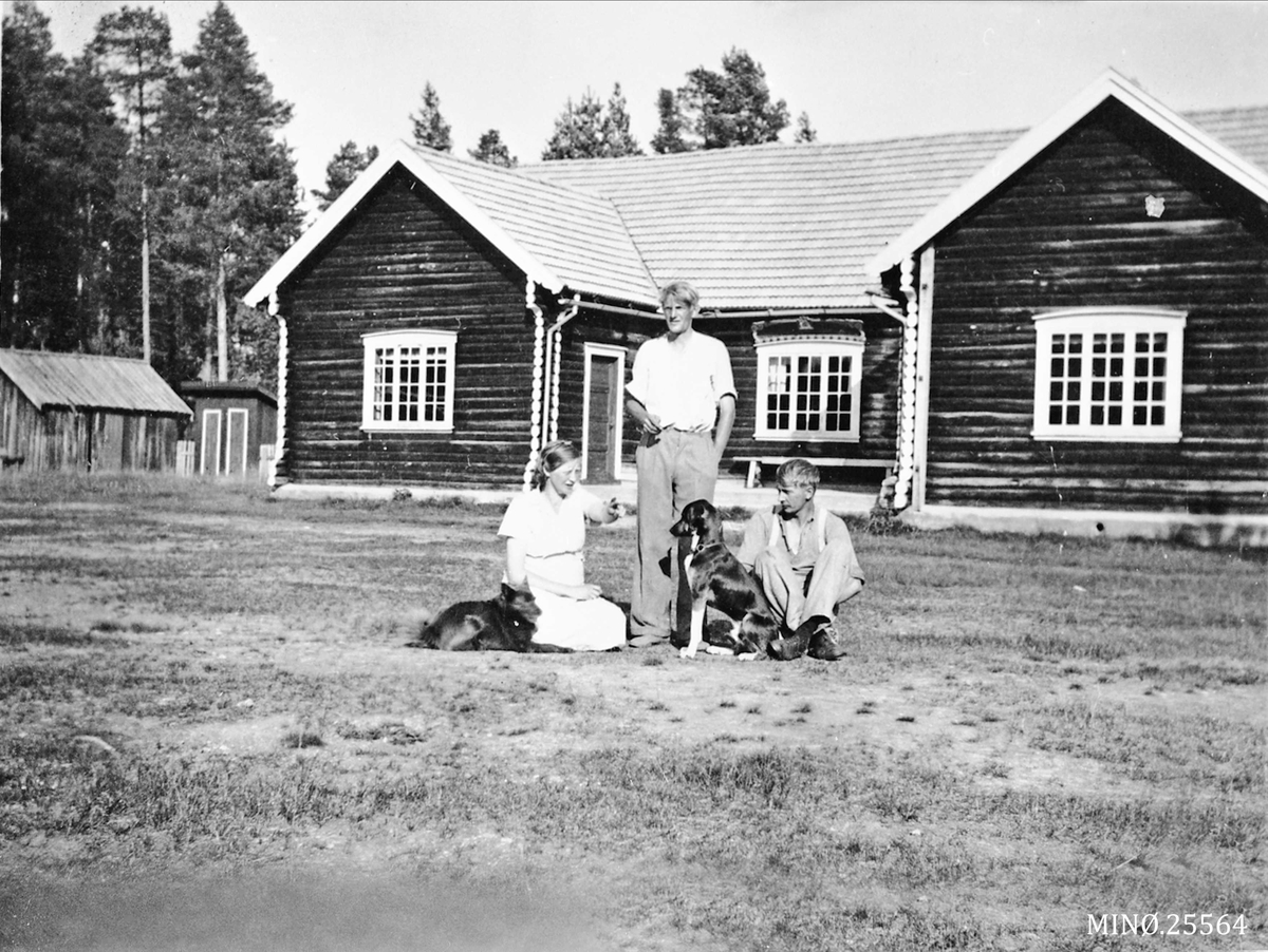Personer foran bygning. Ingrid Østigard, Leif Østigård, Ivar Hagen. Gamle Folkvang, Øyan Telneset