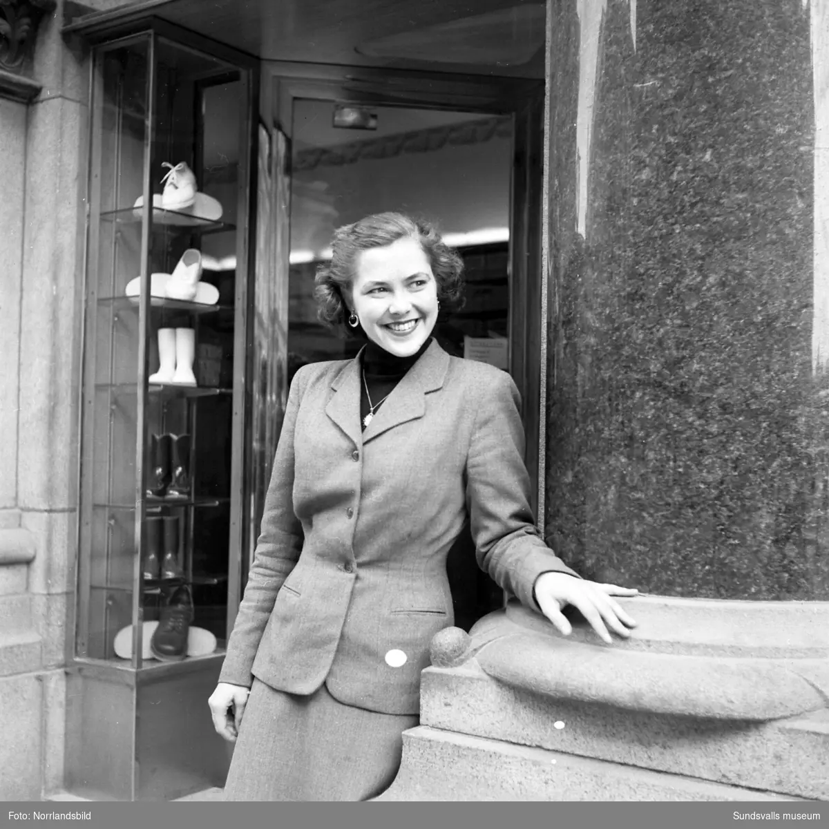 Ulla Norberg står vid entrén till Ålunds skoaffär på Storgatan 34, samt två bilder från en park.