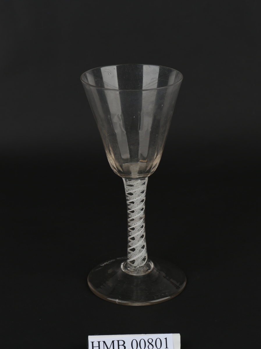 Stettglass med spiraldekor i stilken.