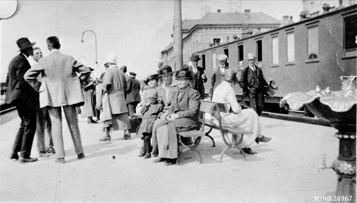 Personer på jernbanestasjon, venter på toget. På bildet: Marit, Knut, Gina Røe. Oline Mulkander
