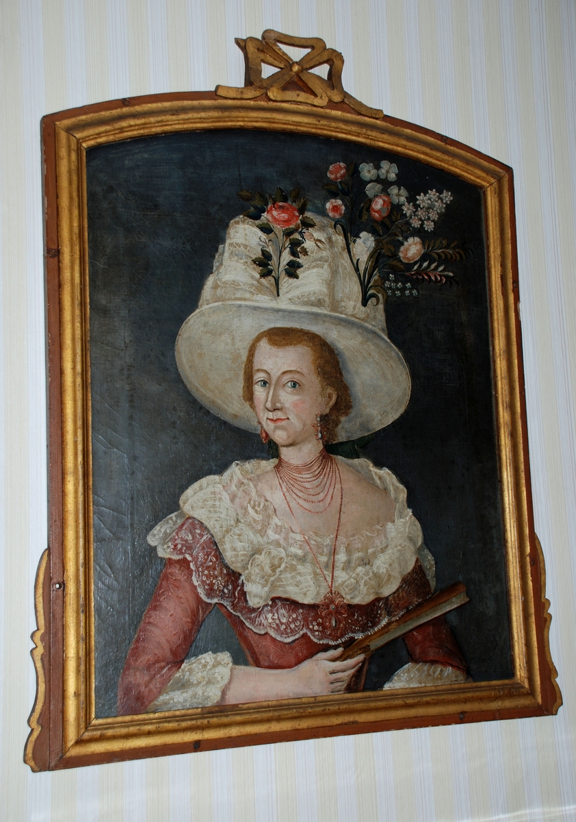 Kvinne med stor hatt.